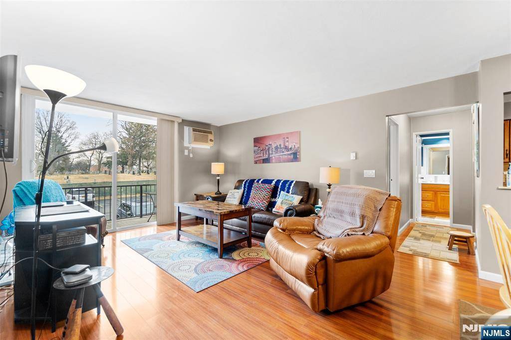 Little Ferry, NJ 07643,462 Liberty ST #212