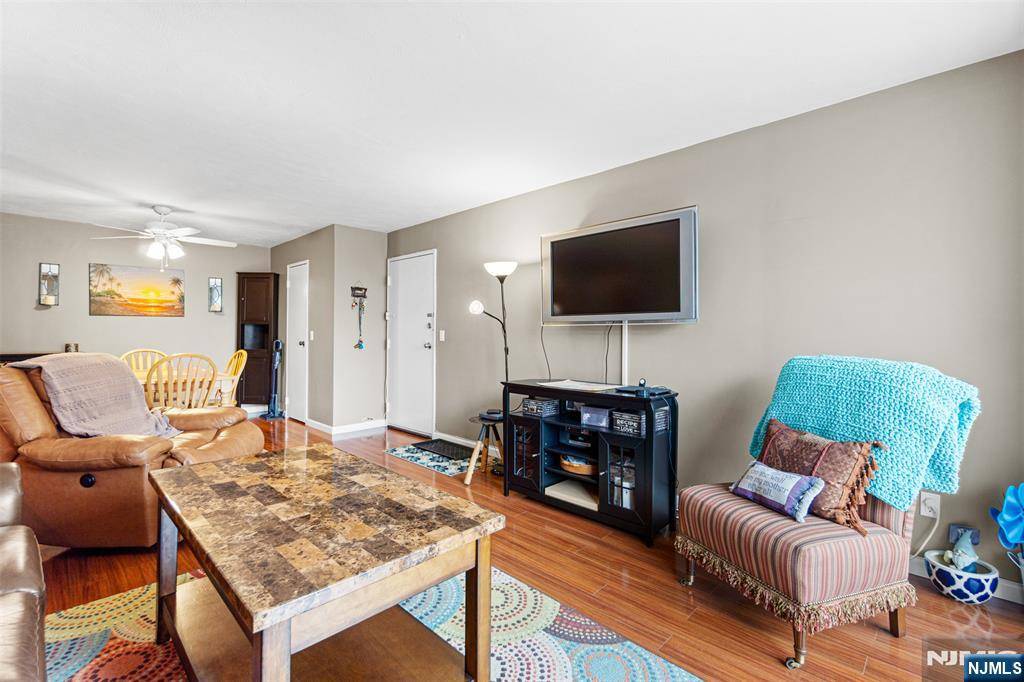 Little Ferry, NJ 07643,462 Liberty ST #212