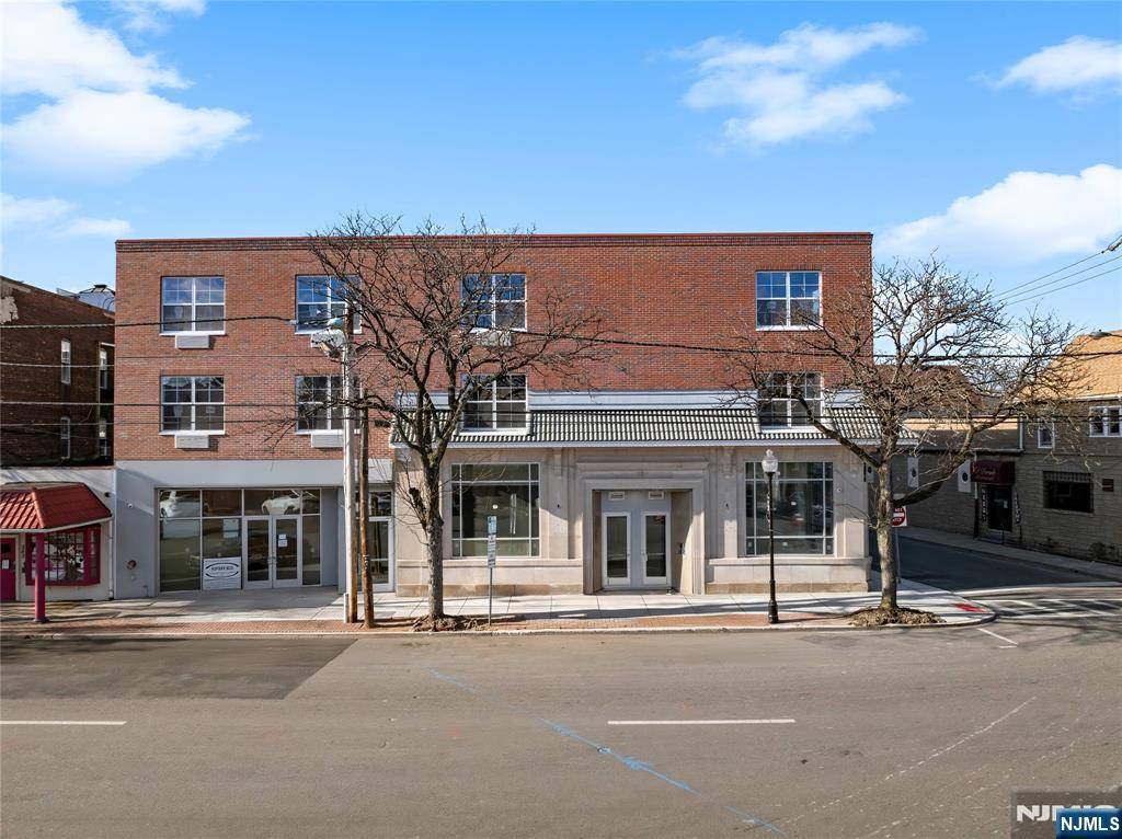 Clifton, NJ 07011,1 Center ST #302