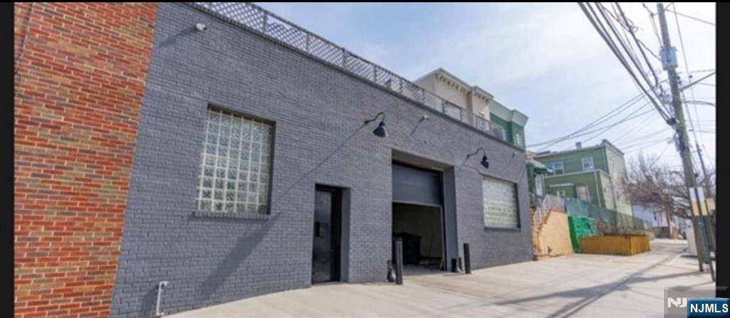 North Bergen, NJ 07047,910 Grand AVE