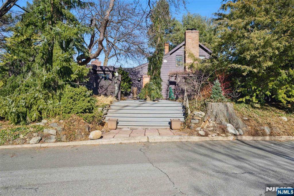 Midland Park, NJ 07432,279 Erie AVE