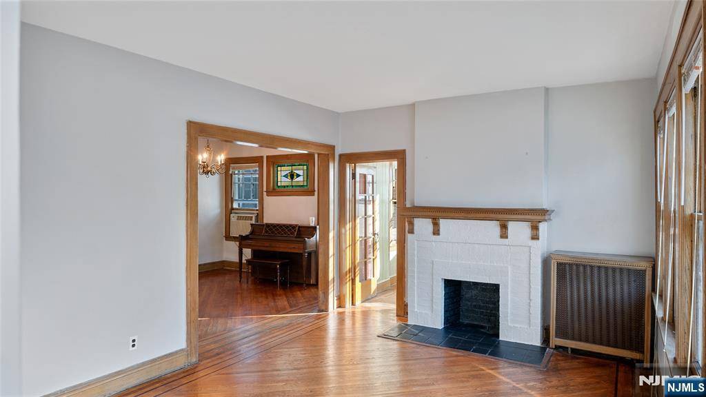 East Orange, NJ 07018,24 Arsdale TER