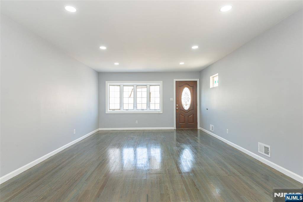 Bayonne, NJ 07002,20 Isabella AVE