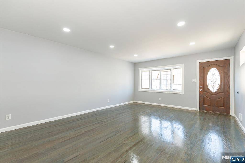 Bayonne, NJ 07002,20 Isabella AVE