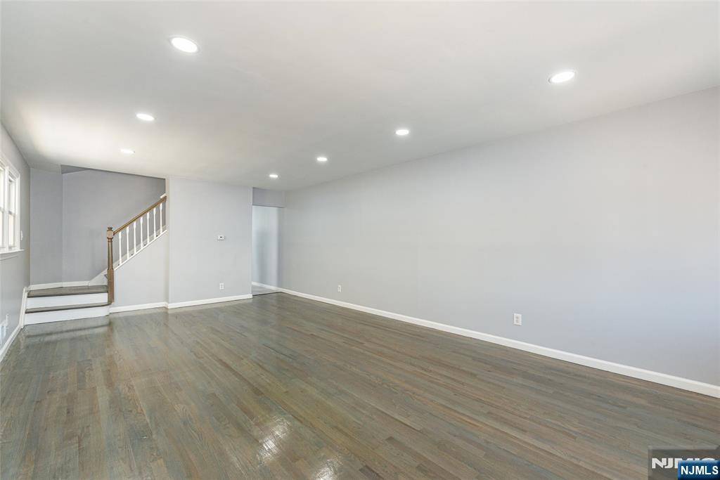 Bayonne, NJ 07002,20 Isabella AVE