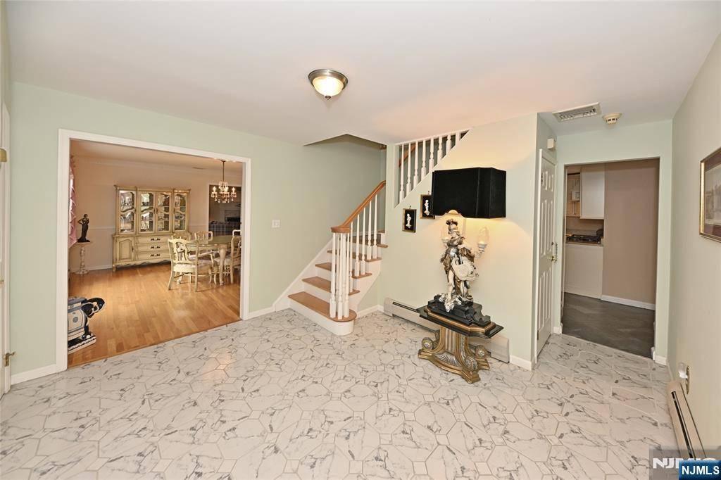 Wyckoff, NJ 07481,513 Lydia LN