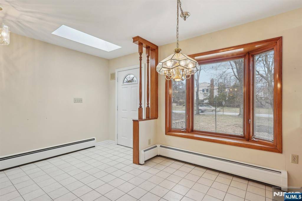 Mahwah, NJ 07430,8 Sparrowbush RD