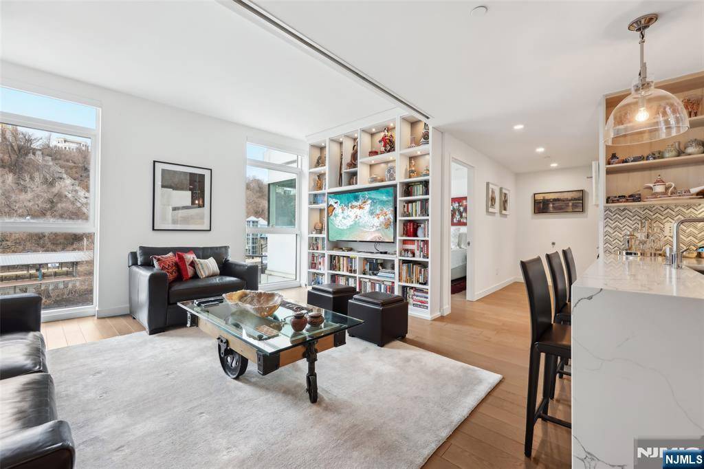 Weehawken, NJ 07086,800 Ave At Port Imperial #324