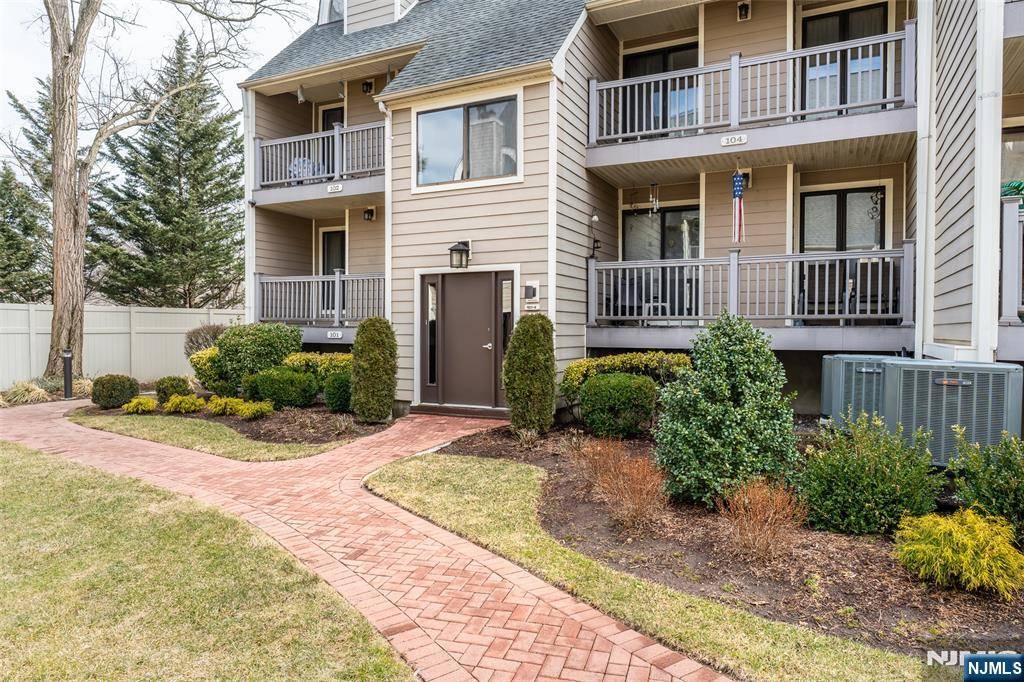 East Rutherford, NJ 07073,104 River Renaissance #A4