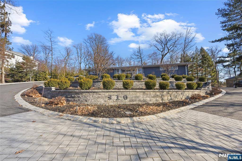 Tenafly, NJ 07670,310 Devon