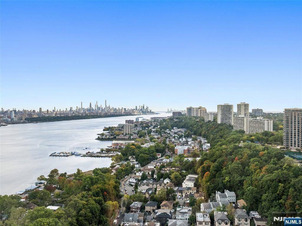 Fort Lee, NJ 07024,100 Old Palisade RD #2911