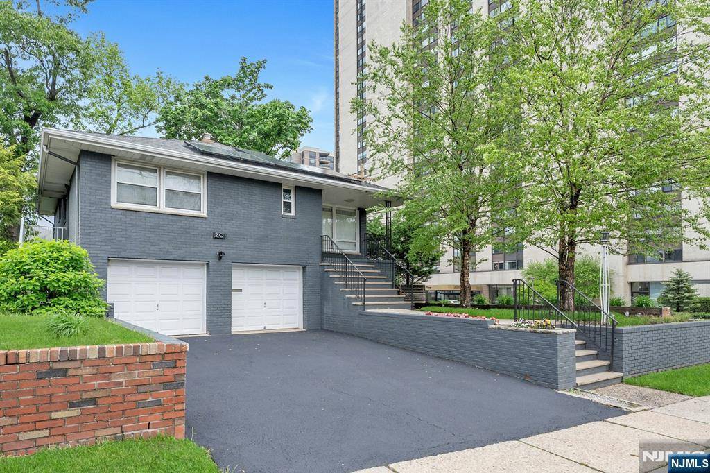 Fort Lee, NJ 07024,201 Riverdale DR