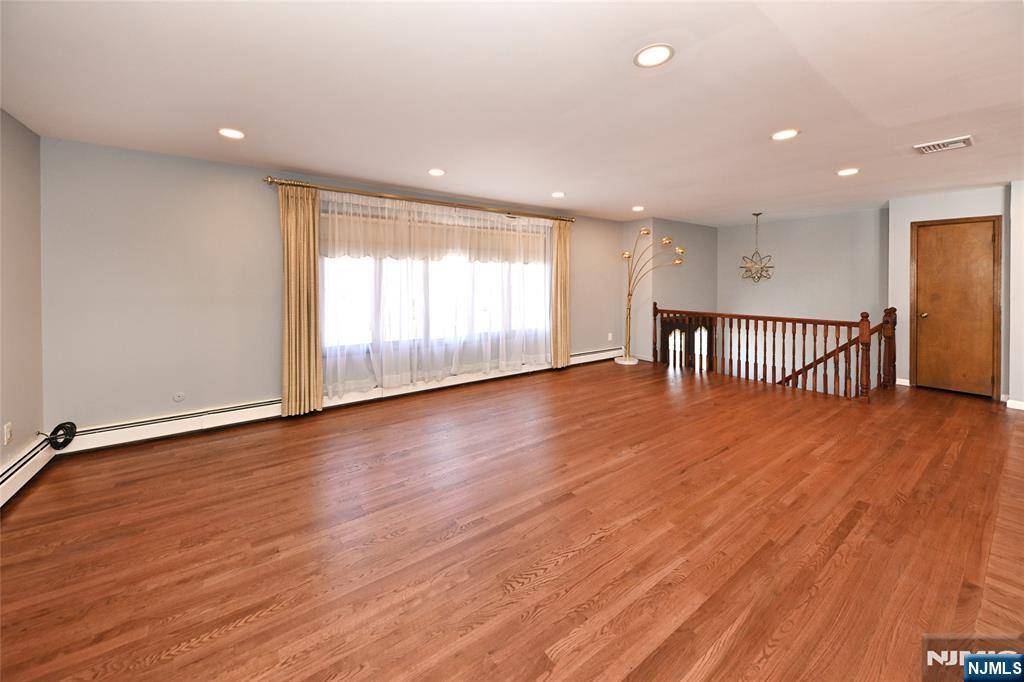 Hasbrouck Heights, NJ 07604,38 Springfield AVE
