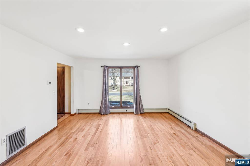 Franklin Lakes, NJ 07417,733 Rivenwood RD