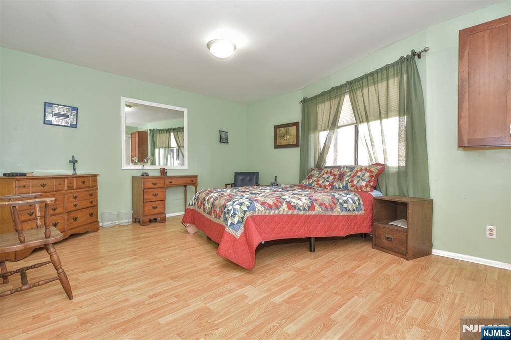Hawthorne, NJ 07506,64 Alana DR