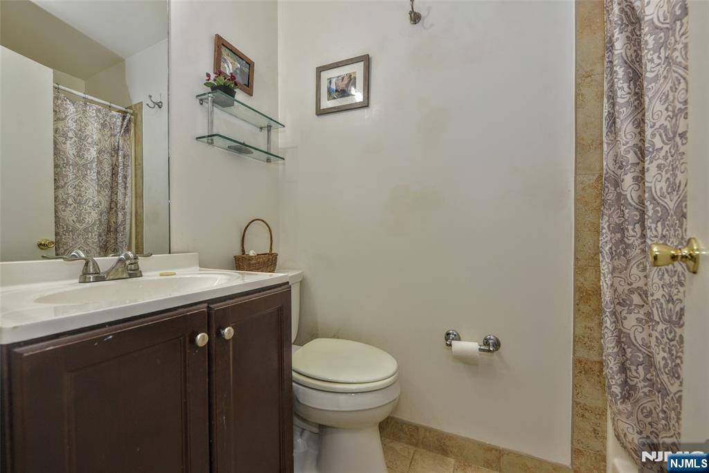 Hawthorne, NJ 07506,64 Alana DR