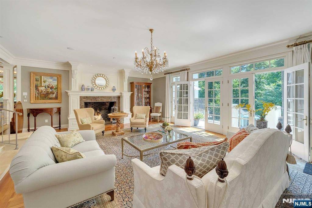 Saddle River, NJ 07458,11 Woodfield LN