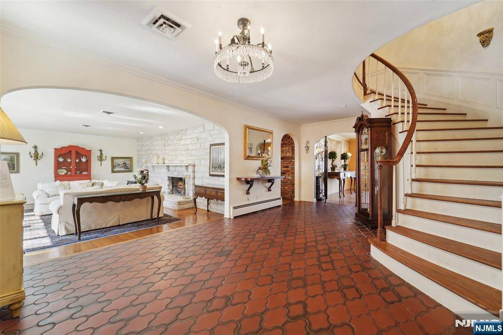 Ho-ho-kus, NJ 07423,17 Deerhill DR