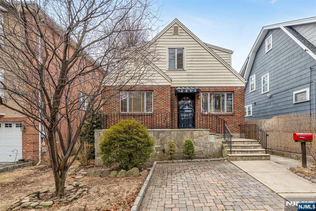 Cliffside Park, NJ 07010,44 Knox AVE