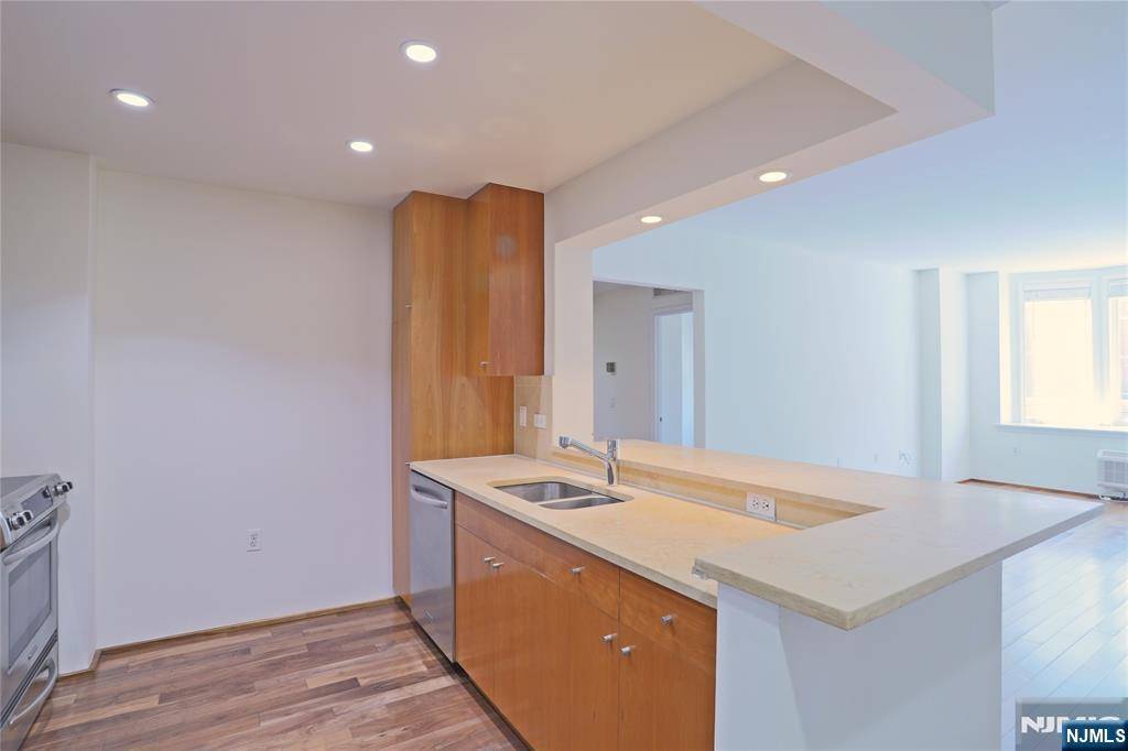 Edgewater, NJ 07020,3109 City PL #3109