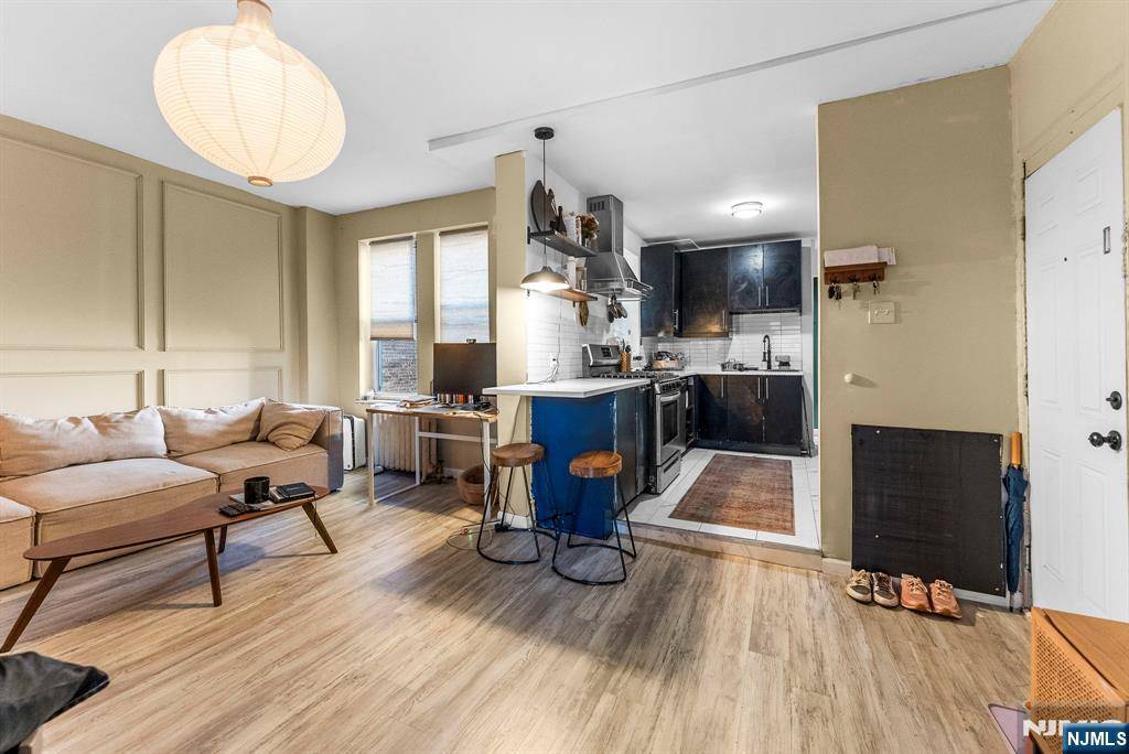 West New York, NJ 07093,5707 Hudson AVE