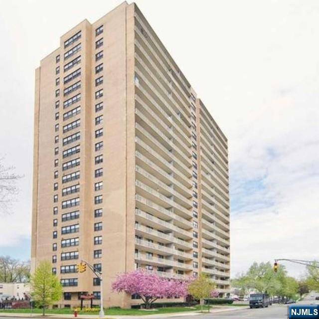 Passaic, NJ 07055,285 Aycrigg AVE #14F