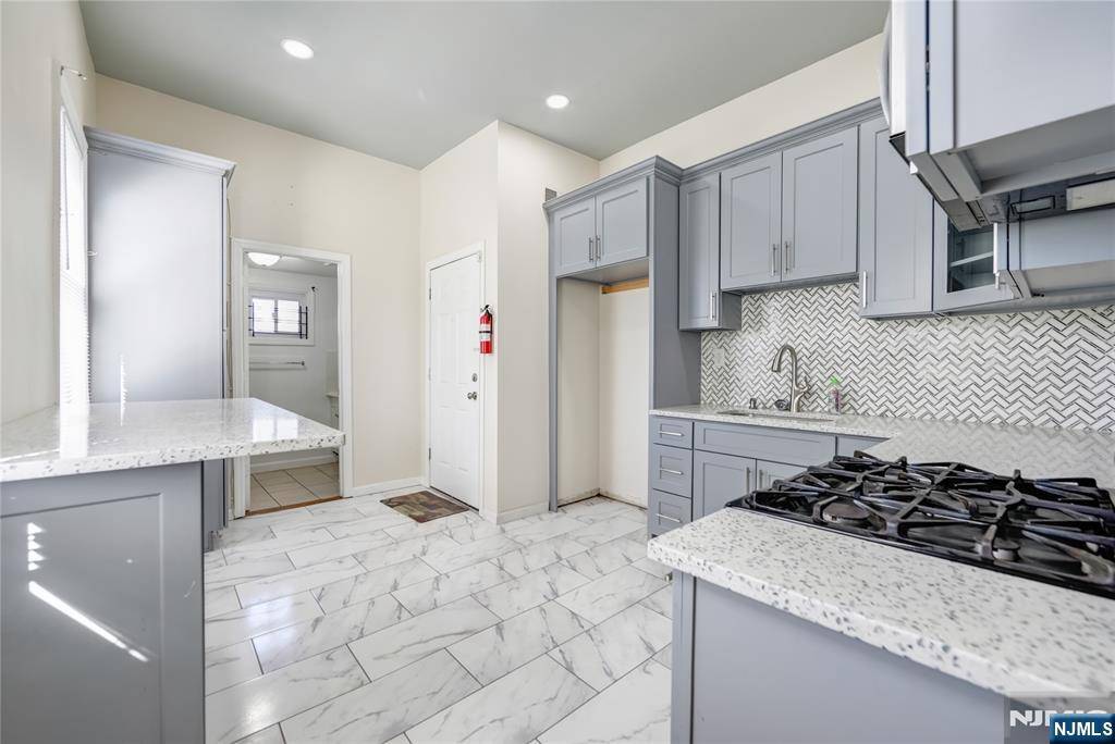 East Orange, NJ 07018,61 Maple AVE #1