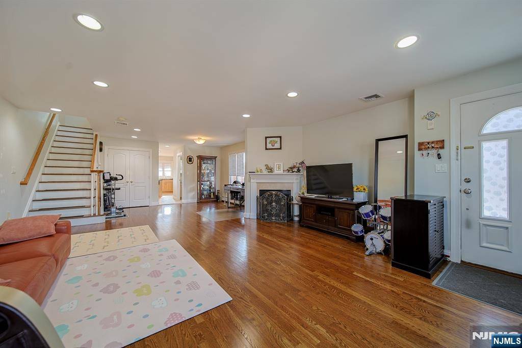 Palisades Park, NJ 07650,424B E Central