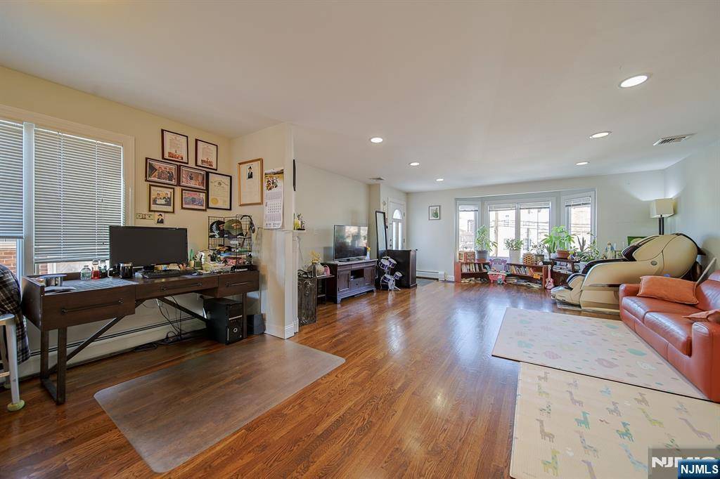 Palisades Park, NJ 07650,424B E Central
