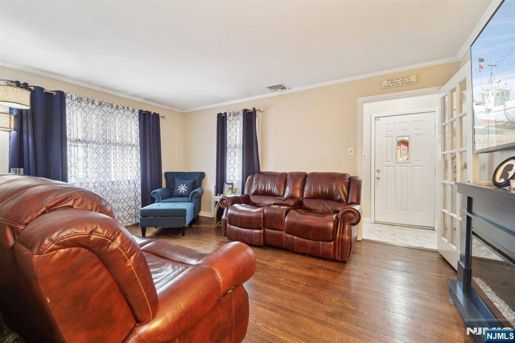 Waldwick, NJ 07463,104 Wyckoff AVE