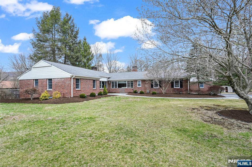 Oakland, NJ 07436,7 Chuckanutt DR
