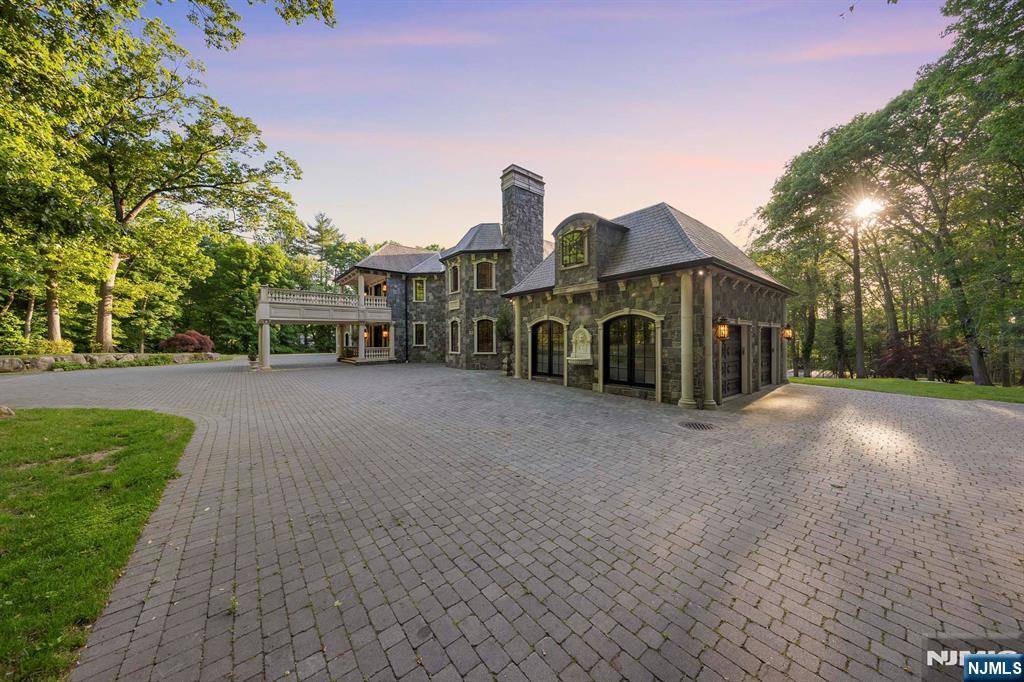 Saddle River, NJ 07458,105 Chestnut Ridge RD