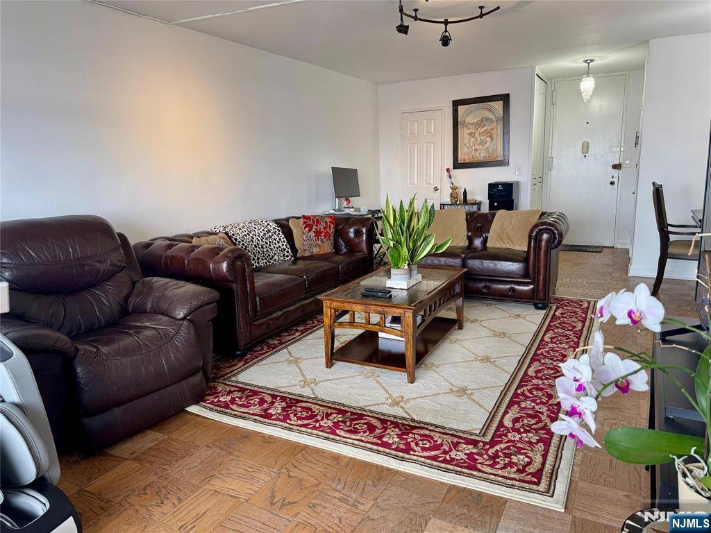 Fort Lee, NJ 07024,2077 Center AVE #20F
