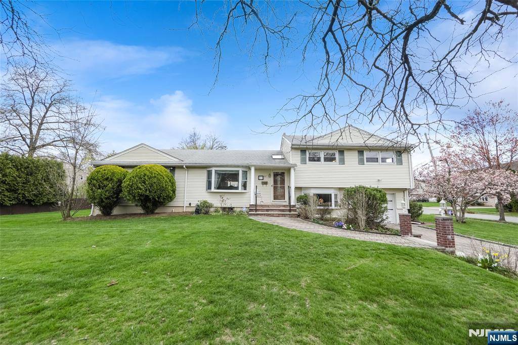 Clifton, NJ 07013,167 Rolling Hills RD