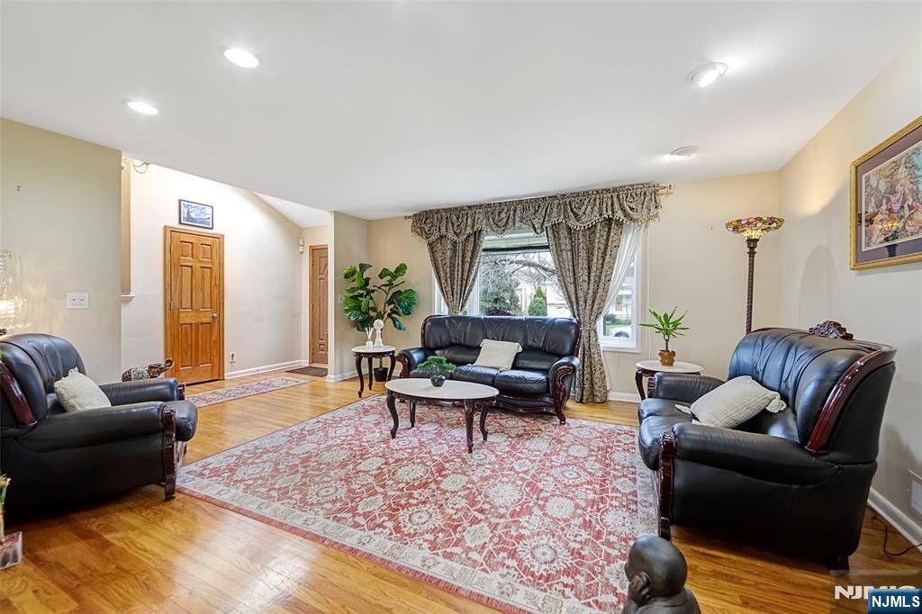 Clifton, NJ 07013,167 Rolling Hills RD