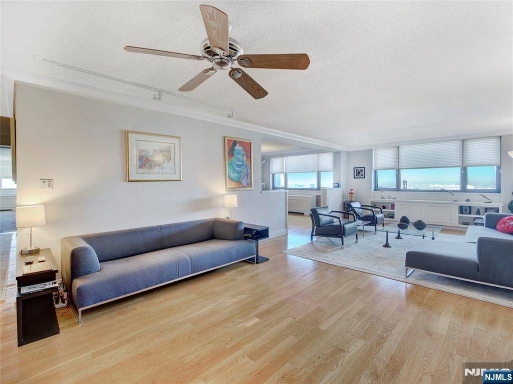 Cliffside Park, NJ 07010,250 Gorge #25D