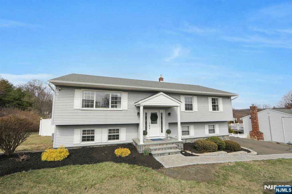 North Haledon, NJ 07508,11 Melissa DR