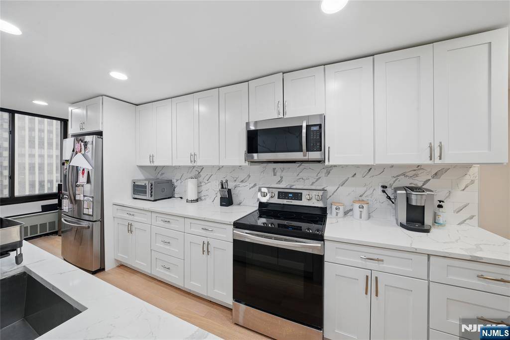 Cliffside Park, NJ 07010,200 Winston #1920