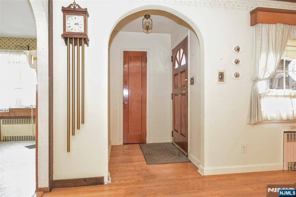 Waldwick, NJ 07463,102 Grove ST