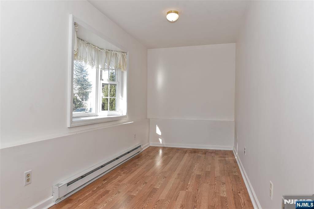 Waldwick, NJ 07463,33 Bergen AVE