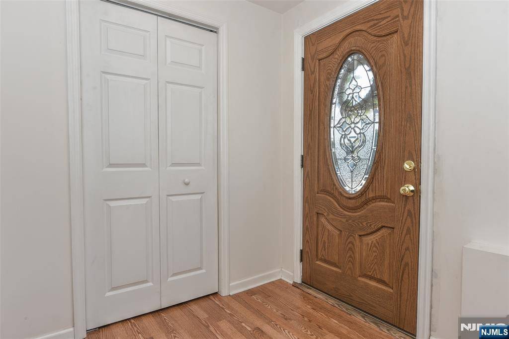 Waldwick, NJ 07463,33 Bergen AVE