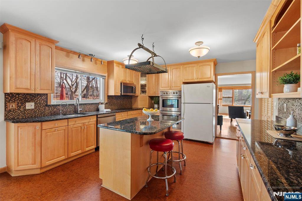 Glen Rock, NJ 07452,14 Leone CT