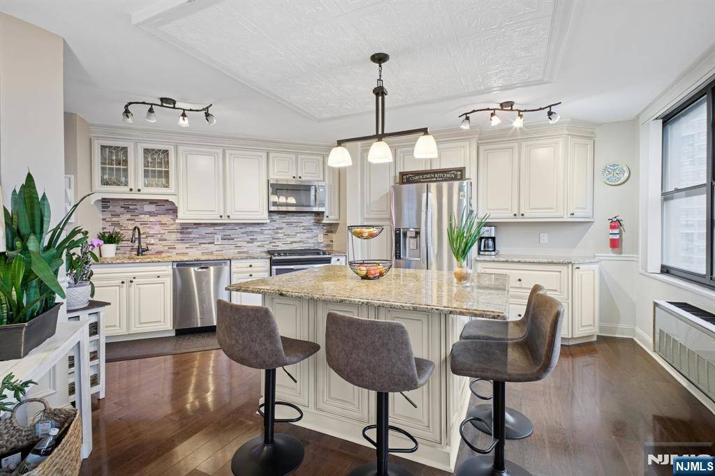 Guttenberg, NJ 07093,7004 Boulevard East #27A