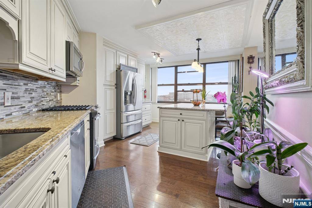 Guttenberg, NJ 07093,7004 Boulevard East #27A