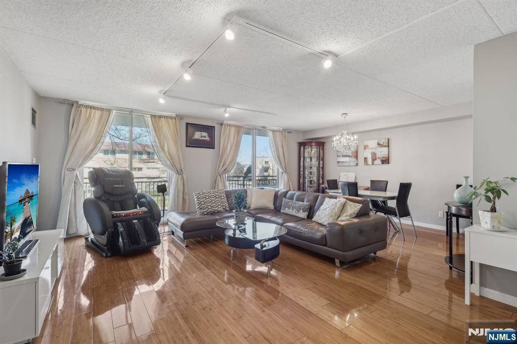 Edgewater, NJ 07020,1077 River RD #214