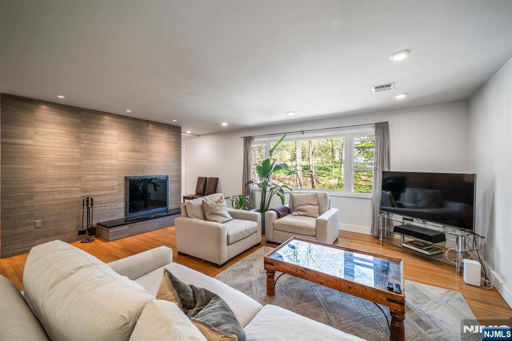 Upper Saddle River, NJ 07458,90 Locust LN