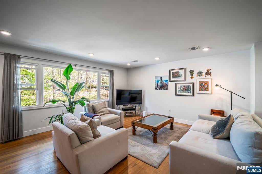 Upper Saddle River, NJ 07458,90 Locust LN