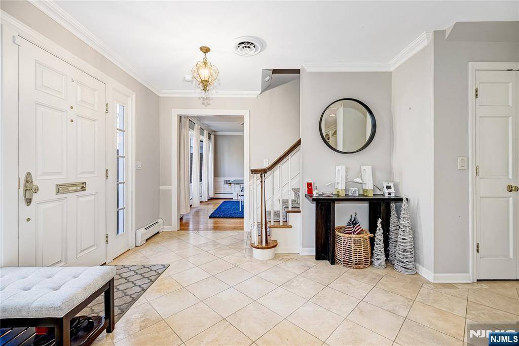 Glen Rock, NJ 07452,329 Dunham PL