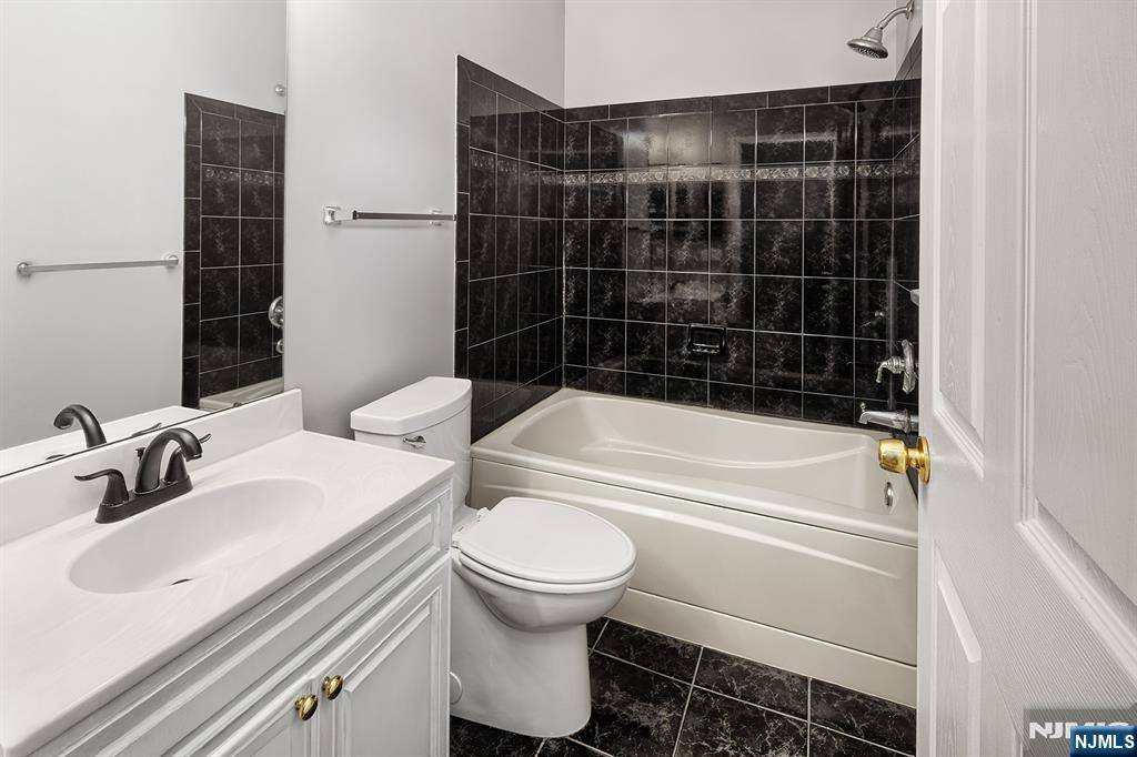 West New York, NJ 07093,343 Oswego CT