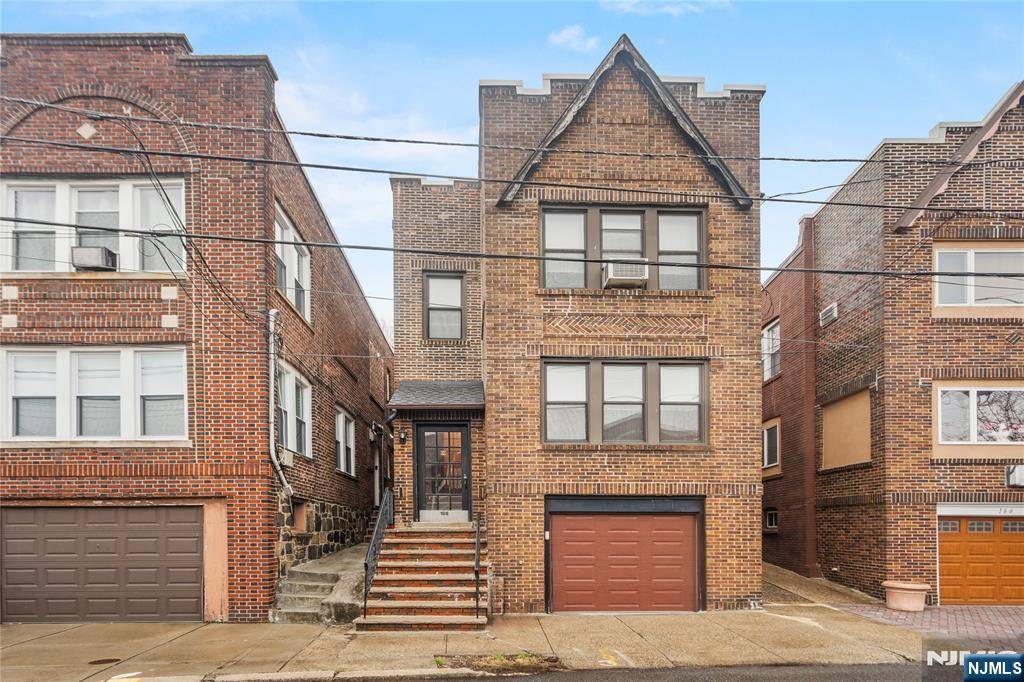 Cliffside Park, NJ 07010,168 Cedar ST #1